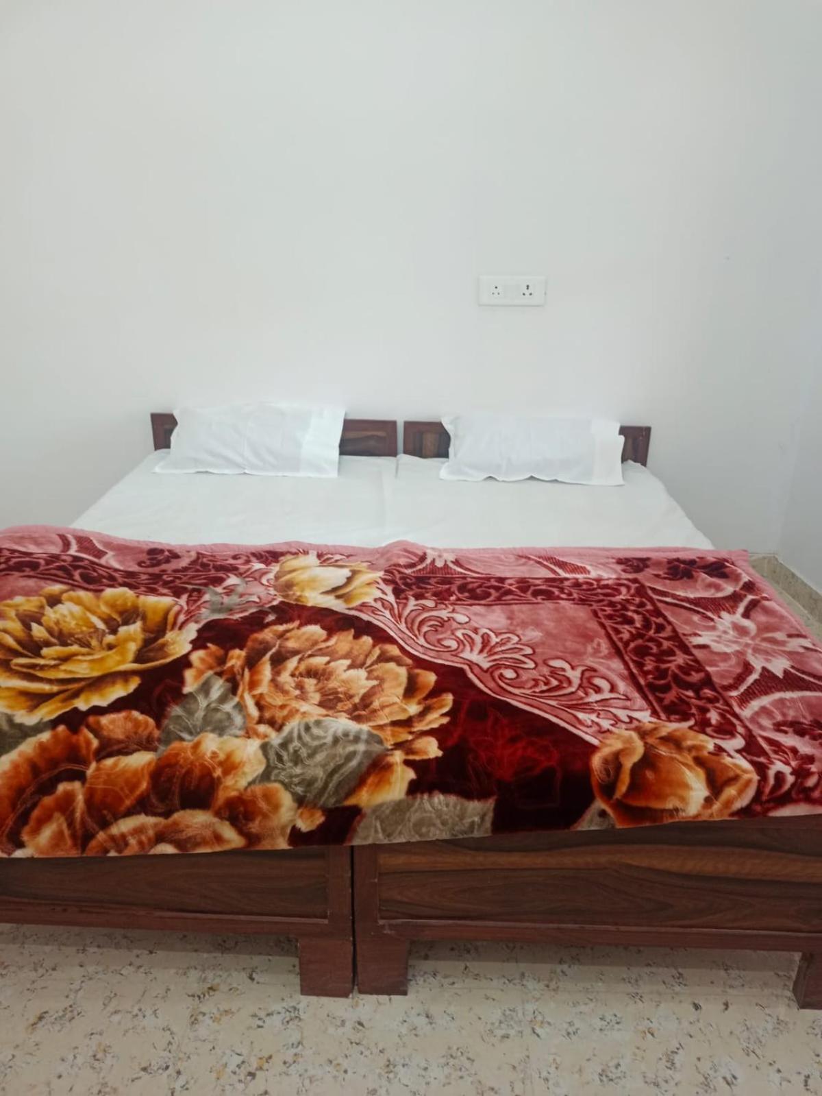 Shree Krishna Garden Hotel Jhusi ภายนอก รูปภาพ